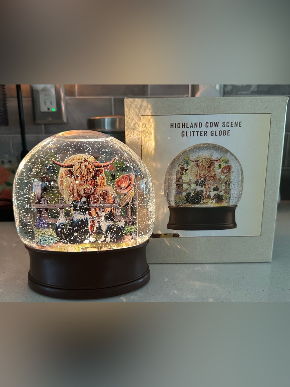 Highland Cow Scene Glitter Globe